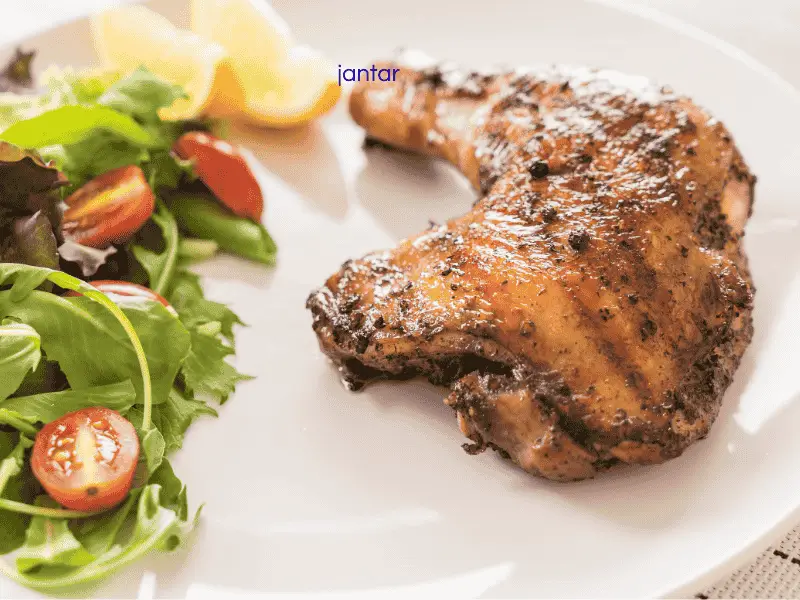 Salada morna com frango grelhado e legumes